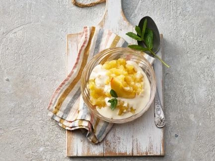 Pfirsich-Grütze mit Honig-Crème-fraîche